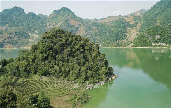 Vẻ đẹp lòng hồ sông Đà ở Tủa Chùa Chú thích ảnh