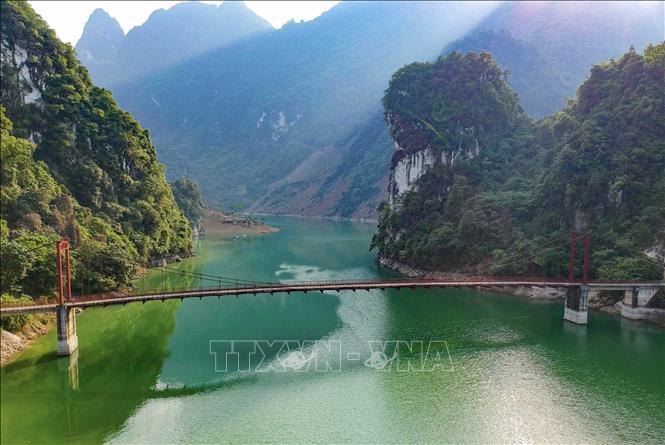 Vẻ đẹp lòng hồ sông Đà ở Tủa Chùa Chú thích ảnh
