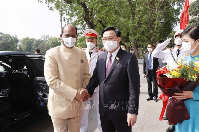 Chủ tịch Quốc hội Vương Đình Huệ đón và hội đàm với Chủ tịch Hạ viện Ấn Độ Om Birla Chú thích ảnh