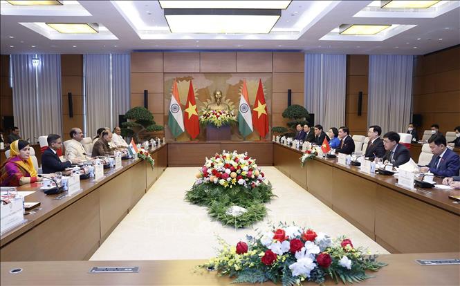 Chủ tịch Quốc hội Vương Đình Huệ đón và hội đàm với Chủ tịch Hạ viện Ấn Độ Om Birla Chú thích ảnh