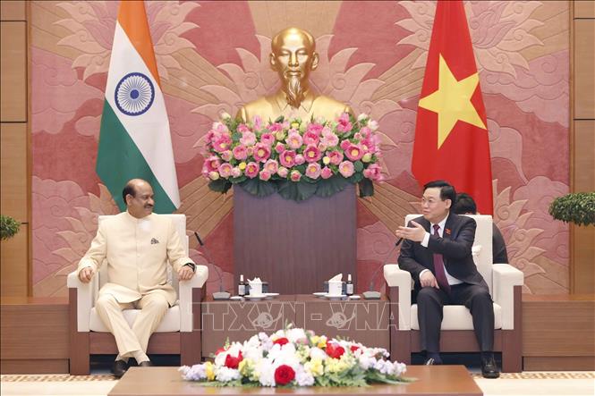 Chủ tịch Quốc hội Vương Đình Huệ đón và hội đàm với Chủ tịch Hạ viện Ấn Độ Om Birla Chú thích ảnh