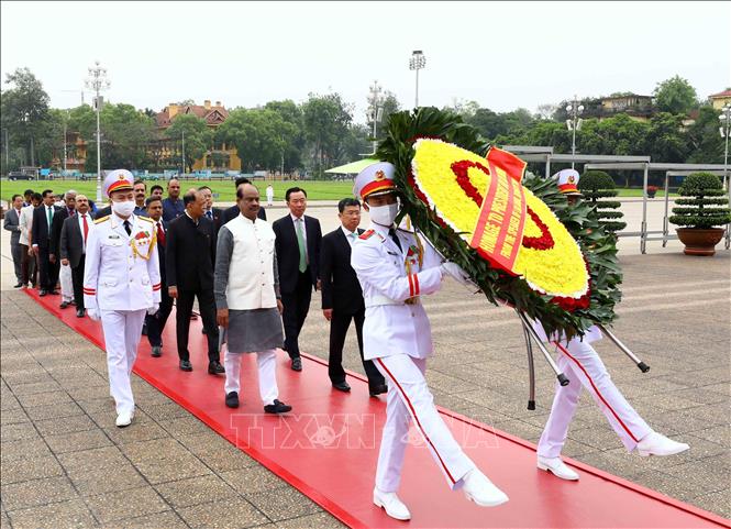 Chủ tịch Hạ viện Ấn Độ Om Birla vào Lăng viếng Chủ tịch Hồ Chí Minh Chú thích ảnh