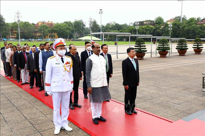 Chủ tịch Hạ viện Ấn Độ Om Birla vào Lăng viếng Chủ tịch Hồ Chí Minh Chú thích ảnh