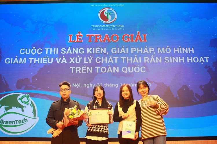 Green Life đạt giải Ba hạng mục Mô hình quản lý, giảm thiểu và xử lý chất thải rắn sinh hoạt tại cuộc thi Greentech. Ảnh: Green Life Green Life đạt giải Ba hạng mục Mô hình quản lý, giảm thiểu và xử lý chất thải rắn sinh hoạt tại cuộc thi Greentech. Ảnh: Green Life