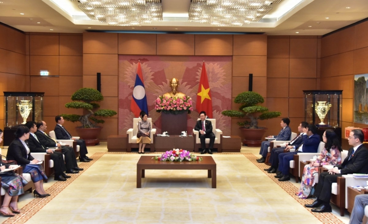 Chủ tịch Quốc hội Vương Đình Huệ tiếp Phó Chủ tịch nước Lào Chủ tịch Quốc hội Vương Đình Huệ tiếp Phó Chủ tịch nước Lào