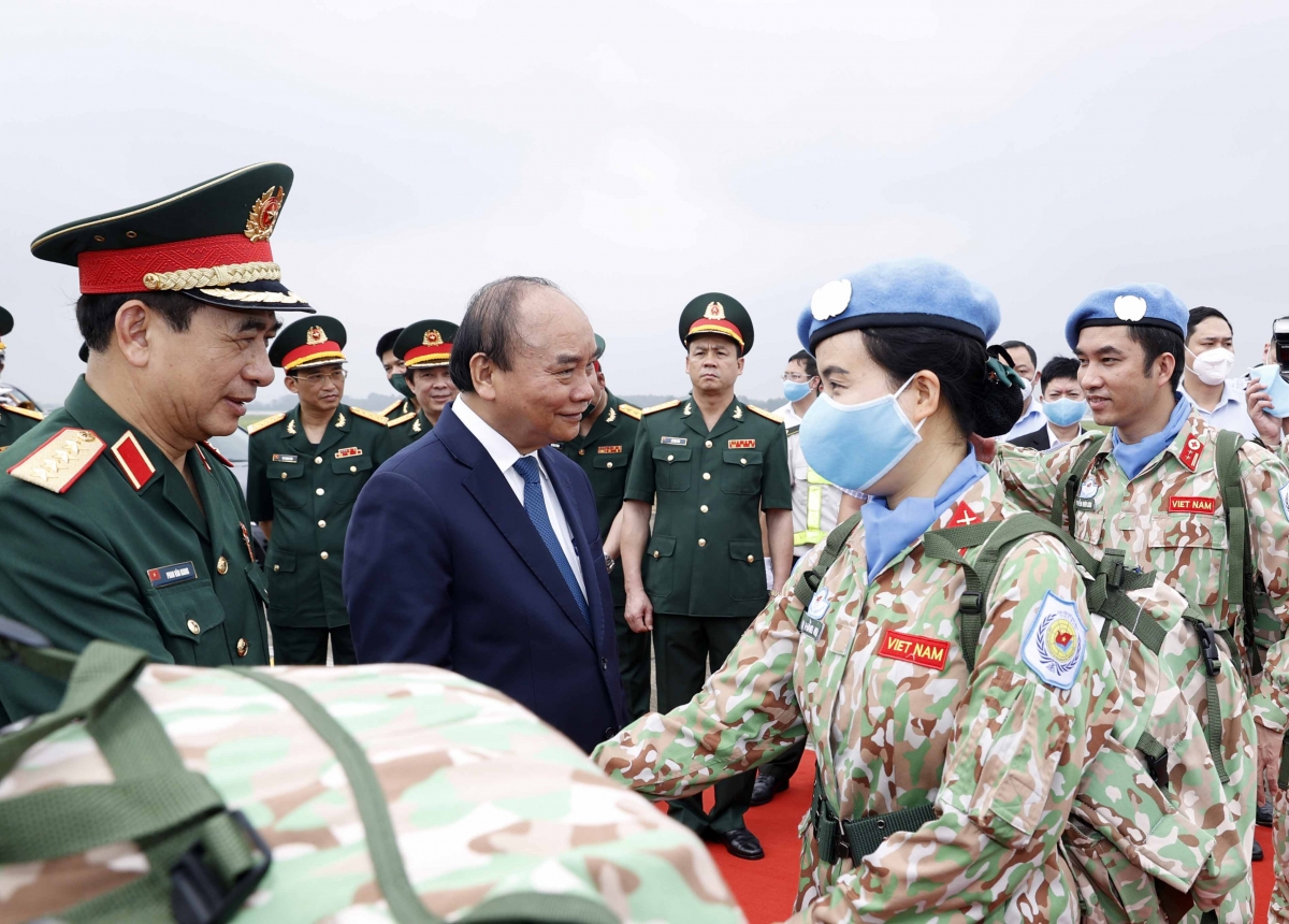 Chủ tịch nước ra sân bay tiễn đoàn cán bộ, chiến sĩ lên đường làm nhiệm vụ tại LHQ Chủ tịch nước động viên cán bộ, chiến sĩ trước khi lên đường làm nhiệm vụ quốc tế.