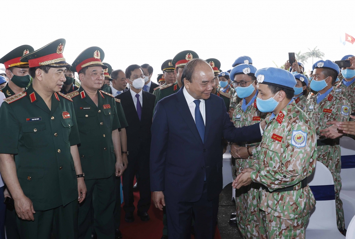 Chủ tịch nước ra sân bay tiễn đoàn cán bộ, chiến sĩ lên đường làm nhiệm vụ tại LHQ Chủ tịch nước ra sân bay tiễn đoàn cán bộ, chiến sĩ lên đường làm nhiệm vụ tại LHQ