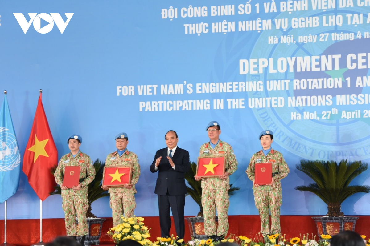 Chủ tịch nước ra sân bay tiễn đoàn cán bộ, chiến sĩ lên đường làm nhiệm vụ tại LHQ Chủ tịch nước ra sân bay tiễn đoàn cán bộ, chiến sĩ lên đường làm nhiệm vụ tại LHQ