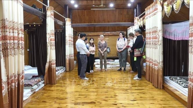 Đoàn công tác Hội đồng tỉnh Val-de-Marne trải nghiệm văn hóa dân tộc Thái Chú thích ảnh