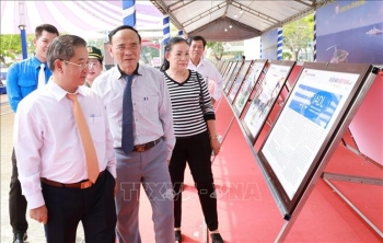 Trưng bày ảnh "Luật gia Việt Nam với biển đảo quê hương"