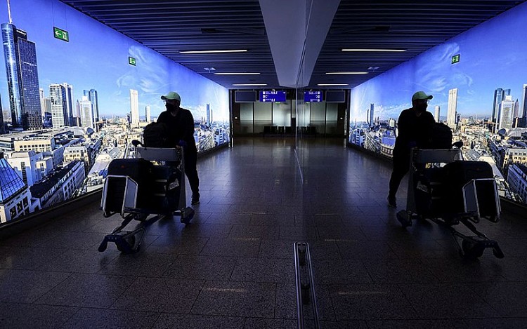 Hành khách tại sân bay Frankfurt, Đức, tháng 3/2021. Ảnh: Reuters Hành khách tại sân bay Frankfurt, Đức, tháng 3/2021. Ảnh: Reuters