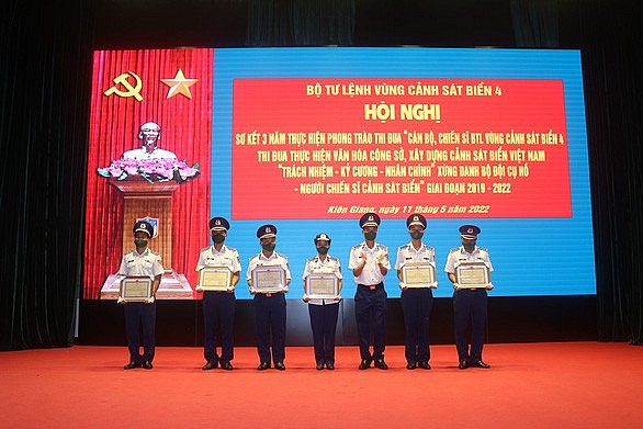 Bộ tư lệnh Vùng cảnh sát biển 4 tặng thưởng cho các tập thể, cá nhân có thành tích tốt trong thời gian qua - Ảnh: KHÁNH NHÂN