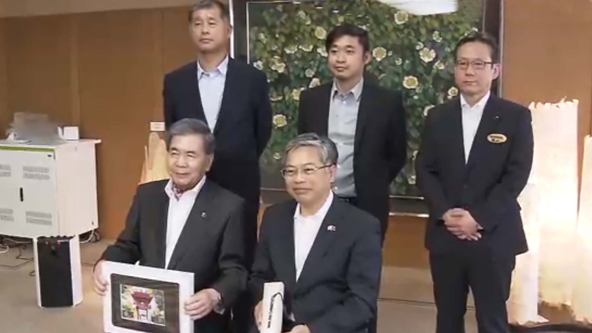 Tổng lãnh sự Việt Nam tại Fukuoka Vũ Bình đã đến thăm và có buổi nói chuyện thân mật với Thống đốc tỉnh Kumamoto Kabashima. (Nguồn: NHK) Tổng lãnh sự Việt Nam tại Fukuoka Vũ Bình đã đến thăm và có buổi nói chuyện thân mật với Thống đốc tỉnh Kumamoto Kabashima. (Nguồn: NHK)