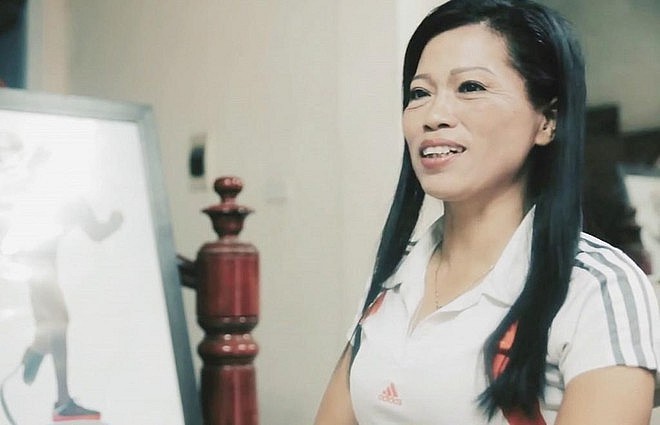 Trong bảng thành tích chung của thể thao nước nhà phải kể đến những đóng góp to lớn của nữ vận động viên đang nỗ lực mang vinh quang về cho Tổ quốc. Đây là lý do Bảo tàng Phụ nữ Việt Nam thực hiện triển lãm 60 bức ảnh là các câu chuyện mang đậm chất giới trong sự nghiệp thi đấu thể thao chuyên nghiệp của các nữ vận động viên, trong đó có vận động viên khuyết tật. Bà Nguyễn Thị Tuyết, Phó Giám đốc Bảo tàng cho biết: “Con đường đến với thể thao chuyên nghiệp, đứng trên đỉnh vinh quang với người bình thường đã khó nhưng với những nữ vận động viên đặc biệt là những vận động viên khuyết tật còn khó khăn gấp nhiều lần.” Người xem sẽ xúc động với câu chuyện 'Khát vọng tỏa sáng' - triển lãm ảnh về các nữ vận động viên Việt Nam