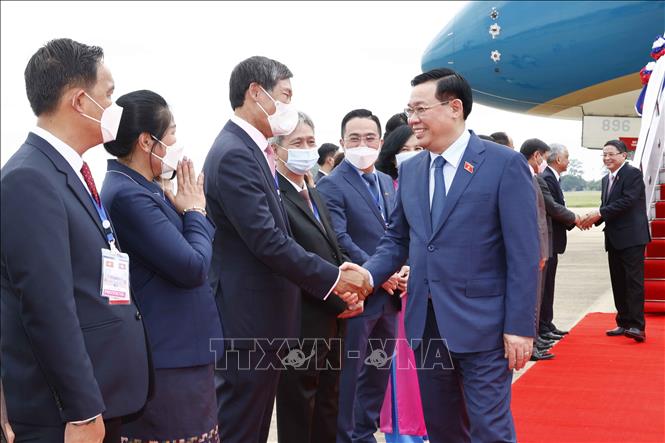 Chủ tịch Quốc hội Vương Đình Huệ bắt đầu thăm chính thức nước Cộng hòa Dân chủ Nhân dân Lào Chú thích ảnh