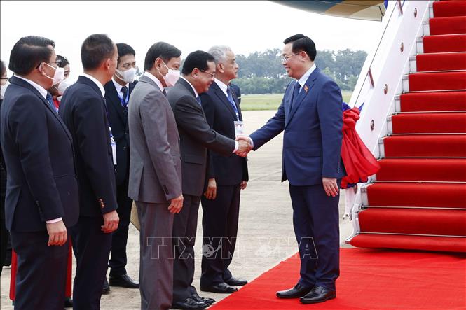 Chủ tịch Quốc hội Vương Đình Huệ bắt đầu thăm chính thức nước Cộng hòa Dân chủ Nhân dân Lào Chú thích ảnh