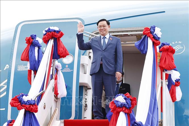Chủ tịch Quốc hội Vương Đình Huệ bắt đầu thăm chính thức nước Cộng hòa Dân chủ Nhân dân Lào Chú thích ảnh