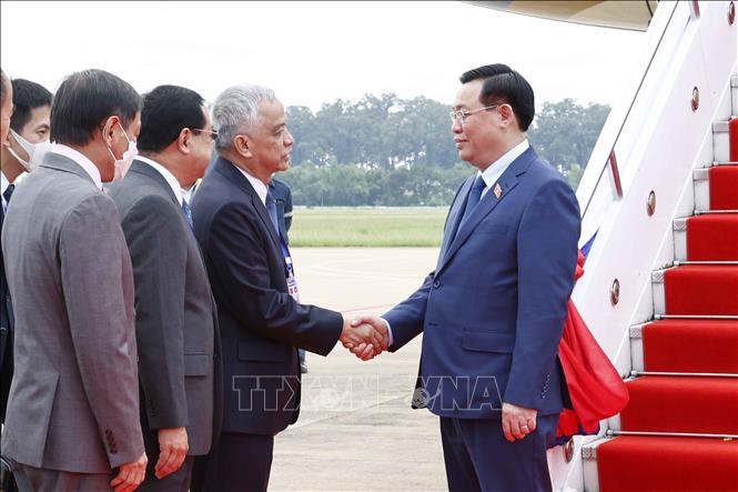 Chủ tịch Quốc hội Vương Đình Huệ bắt đầu thăm chính thức nước Cộng hòa Dân chủ Nhân dân Lào Chú thích ảnh