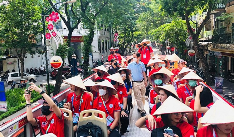 Đoàn VĐV Thái Lan thích thú tham quan Hà Nội trên xe buýt 2 tầng. Ảnh: Báo Hanoimoi
