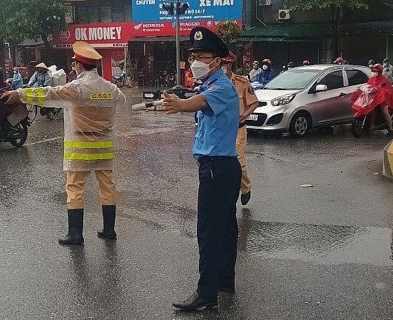 Phân luồng giao thông. Ảnh: Báo Tin tức Phân luồng giao thông. Ảnh: Báo Tin tức