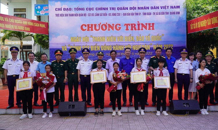 Đại biểu tham dự chương trình chụp ảnh lưu niệm cùng các em học sinh đạt giải trong cuộc thi “Em yêu biển, đảo quê hương”. Ảnh: Báo Quảng Bình Đại biểu tham dự chương trình chụp ảnh lưu niệm cùng các em học sinh đạt giải trong cuộc thi “Em yêu biển, đảo quê hương”. Ảnh: Báo Quảng Bình
