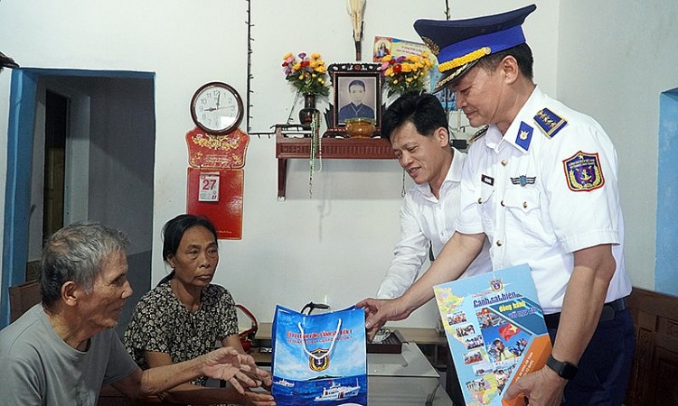 Các đại biểu tham gia chương trình tặng quà cho người dân có hoàn cảnh khó khăn. Ảnh: Báo Quảng Bình Các đại biểu tham gia chương trình tặng quà cho người dân có hoàn cảnh khó khăn. Ảnh: Báo Quảng Bình