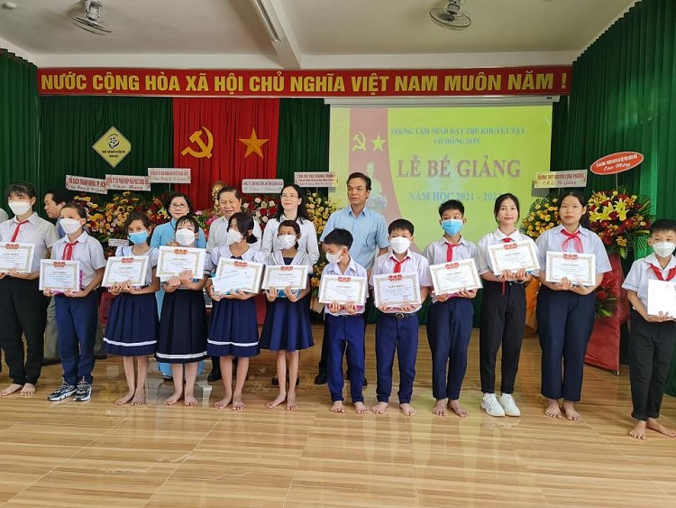 Học sinh đạt thành tích tốt trong năm học 2021- 2022 được khen thưởng lại lễ tổng kết. Ảnh: Kinh tế & đô thị Học sinh đạt thành tích tốt trong năm học 2021- 2022 được khen thưởng lại lễ tổng kết. Ảnh: Kinh tế & đô thị
