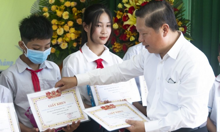 Ông Lê Tấn Dũng, Thứ trưởng Bộ LĐ-TB-XH trao giấy khen và phần thưởng cho các em. Ảnh: Hải Phong Ông Lê Tấn Dũng, Thứ trưởng Bộ LĐ-TB-XH trao giấy khen và phần thưởng cho các em. Ảnh: Hải Phong