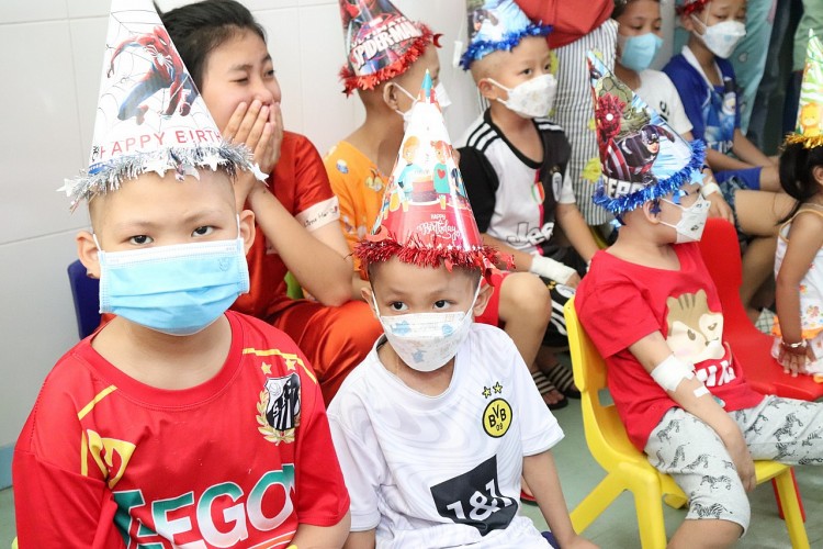 Tại khoa Ung bướu và Huyết học, các bé có sinh nhật tháng 5 và tháng 6 được tổ chức sinh nhật. Ảnh: BVCC Tại khoa Ung bướu và Huyết học, các bé có sinh nhật tháng 5 và tháng 6 được tổ chức sinh nhật. Ảnh: BVCC