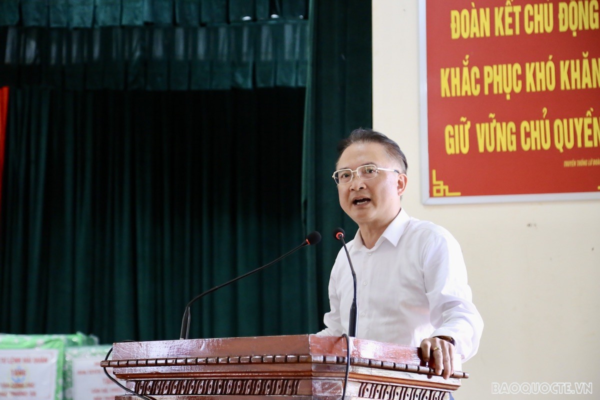 Đại sứ Ngô Hướng Nam, Phó Chủ nhiệm Uỷ ban Nhà nước về NVNONN phát biểu tại đảo Trường Sa. (Ảnh: Duy Quang) Đại sứ Ngô Hướng Nam, Phó Chủ nhiệm Uỷ ban Nhà nước về NVNONN phát biểu tại đảo Trường Sa. (Ảnh: Duy Quang)