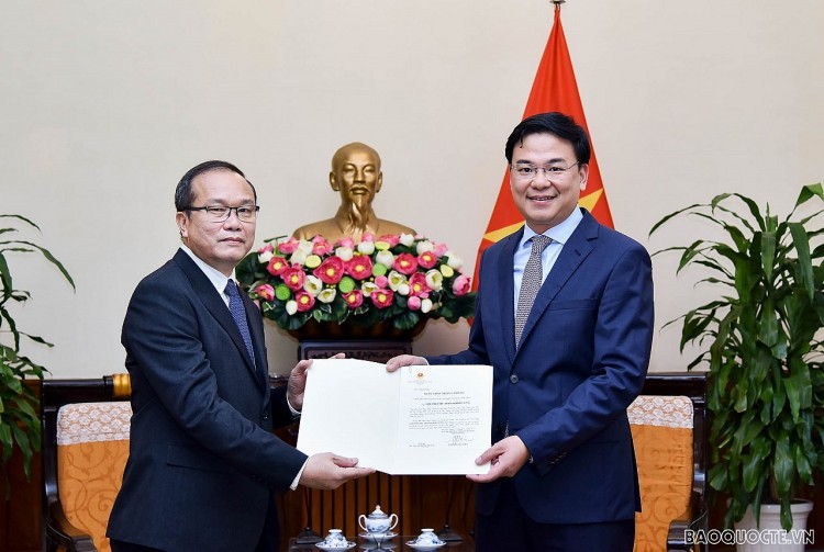 Thứ trưởng Ngoại giao Phạm Quang Hiệu trao Giấy Chấp nhận lãnh sự cho ông Souphanh Hadaoheuang, Tổng Lãnh sự mới của CHDCND Lào tại thành phố Đà Nẵng. Ảnh: Nguyễn Hồng Thứ trưởng Ngoại giao Phạm Quang Hiệu trao Giấy Chấp nhận lãnh sự cho ông Souphanh Hadaoheuang, Tổng Lãnh sự mới của CHDCND Lào tại thành phố Đà Nẵng. Ảnh: Nguyễn Hồng