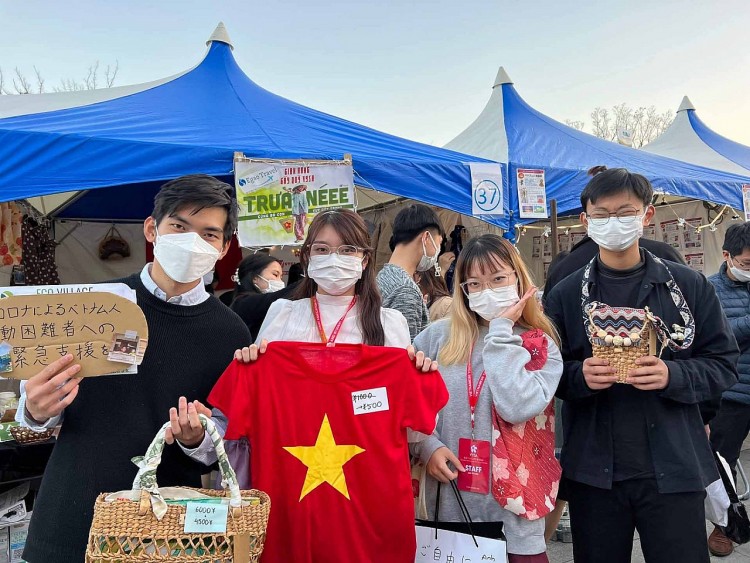 Hoạt động thiện nguyện của thanh niên, sinh viên Việt Nam tại Lễ hội Việt Nam 2021. Ảnh: VYSA