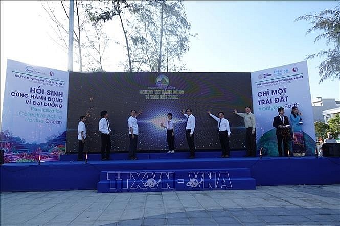 Các đại biểu thực hiện nghi thức phát động chung tay bảo vệ môi trường. Ảnh: Báo Tin tức