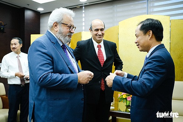 Ông Nguyễn Xuân Bình, phó giám đốc Sở Du lịch Đà Nẵng (phải), trao đổi cơ hội hợp tác với đại diện doanh nghiệp hàng không, du lịch Ấn Độ . Ảnh: Tấn Lực