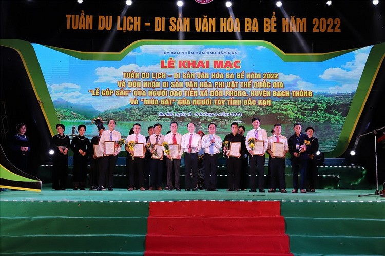 Sự kiện cũng là nơi trao Quyết định Di sản văn hóa phi vật thể Quốc gia đối với 2 di sản của tỉnh Bắc Kạn. Ảnh: An Trịnh