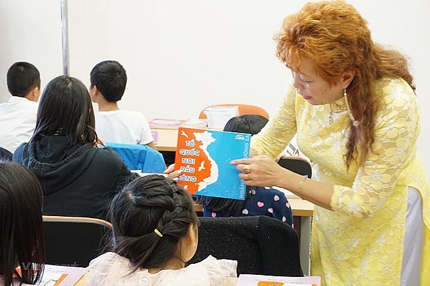 Kiều bào gắn kết tình yêu biển đảo quê hương trong các lớp tiếng Việt Kiều bào gắn kết tình yêu biển đảo quê hương trong các lớp tiếng Việt
