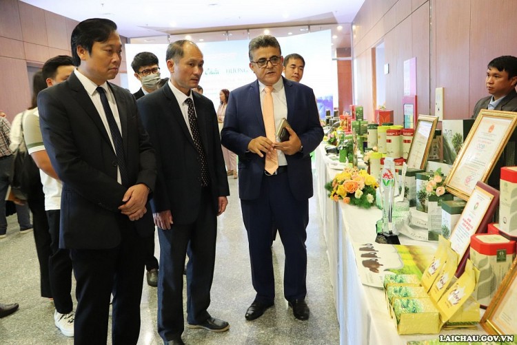 Đại biểu tham quan các sản phẩm trà bên lề Hội thảo. Đại biểu tham quan các sản phẩm trà bên lề Hội thảo.