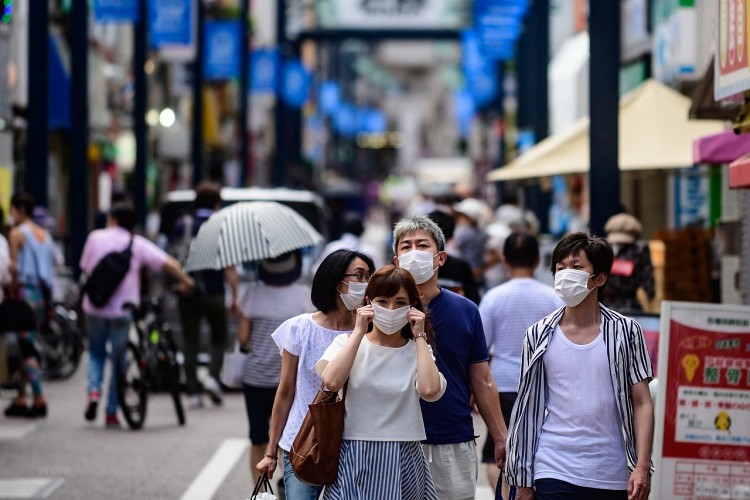 Người dân đeo khẩu trang phòng dịch COVID - 19 tại Tokyo, Nhật Bản. Ảnh: AFP/ TTXVN Người dân đeo khẩu trang phòng dịch COVID - 19 tại Tokyo, Nhật Bản. Ảnh: AFP/ TTXVN