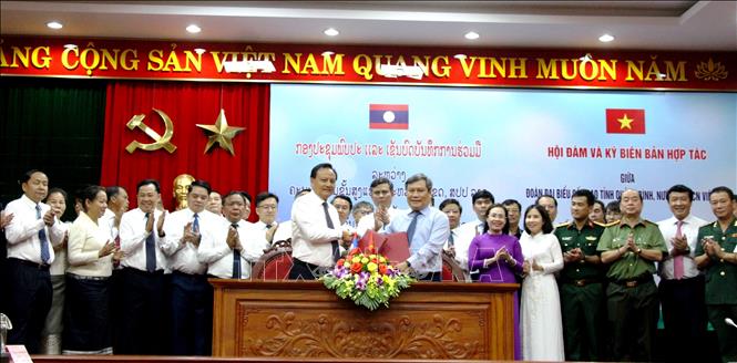 Đoàn đại biểu cấp cao tỉnh Quảng Bình và Savannakhet hội đàm, ký kết biên bản hợp tác Chú thích ảnh