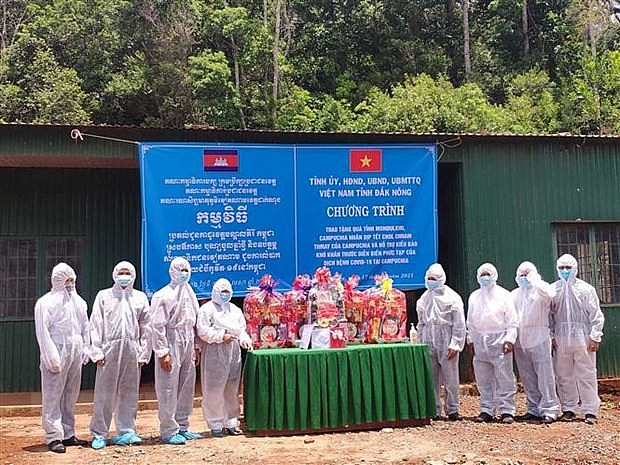 Tỉnh Đắk Nông tổ chức trao tặng, hỗ trợ lương thực, thực phẩm, nhu yếu phẩm, vật tư y tế phòng, chống dịch COVID-19 cho lực lượng bảo vệ biên giới tỉnh và các đồn, chốt Campuchia. Ảnh: TTXVN phát Tỉnh Đắk Nông tổ chức trao tặng, hỗ trợ lương thực, thực phẩm, nhu yếu phẩm, vật tư y tế phòng, chống dịch COVID-19 cho lực lượng bảo vệ biên giới tỉnh và các đồn, chốt Campuchia. Ảnh: TTXVN phát