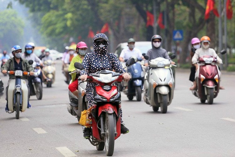 Dự báo thời tiết Hà Nội ngày mai (29/6) nắng nóng cục bộ với nhiệt độ cao nhất khoảng 35-36 độ; chiều tối có mưa to cục bộ. Dự báo thời tiết Hà Nội ngày mai (29/6) nắng nóng cục bộ với nhiệt độ cao nhất khoảng 35-36 độ; chiều tối có mưa to cục bộ.