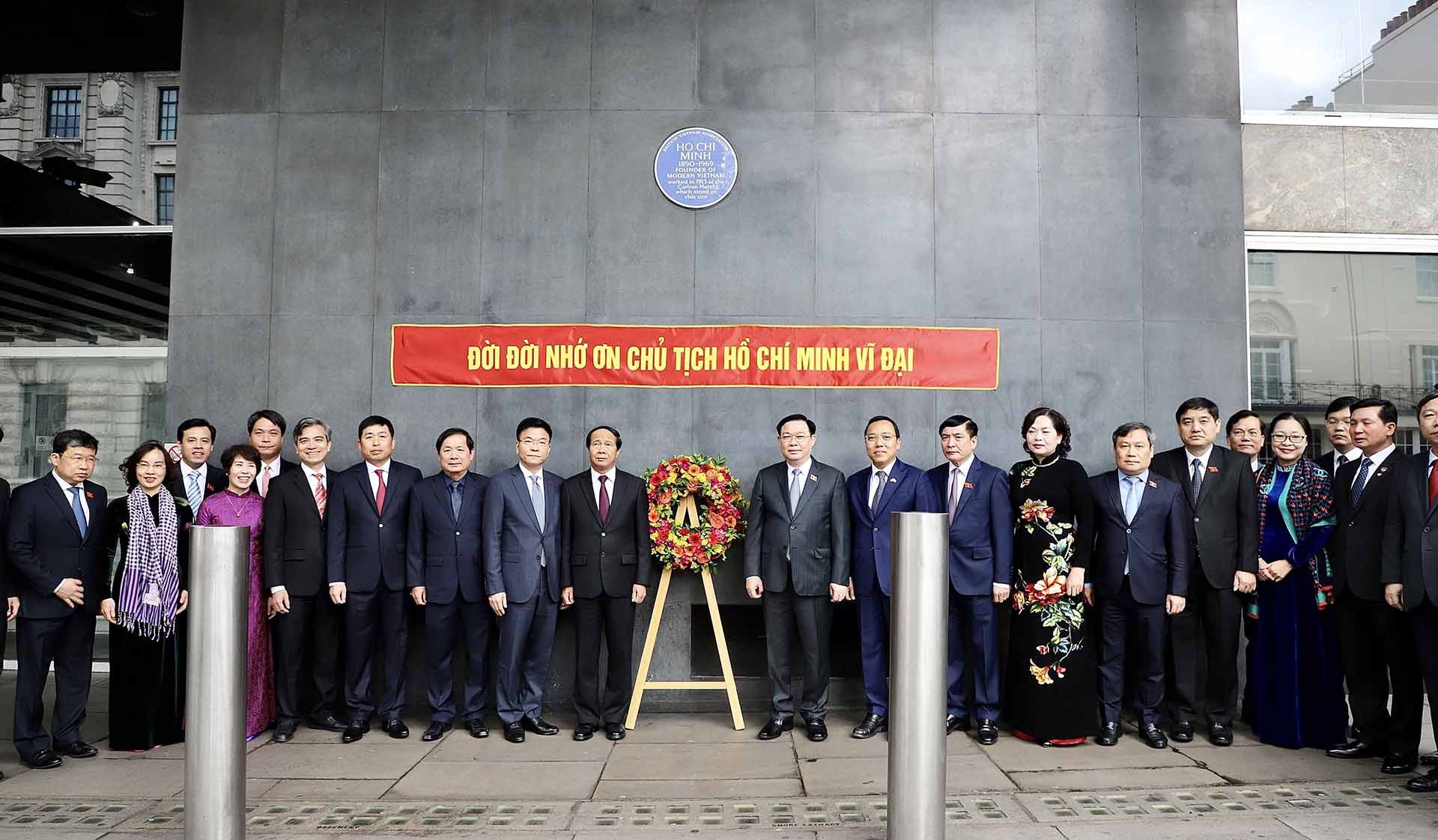 Chủ tịch Quốc hội Vương Đình Huệ và các đại biểu đặt vòng hoa tại Biển tưởng niệm Chủ tịch Hồ Chí Minh thủ đô London. (Nguồn: TTXVN) Chủ tịch Quốc hội Vương Đình Huệ và các đại biểu đặt vòng hoa tại Biển tưởng niệm Chủ tịch Hồ Chí Minh thủ đô London. (Nguồn: TTXVN)