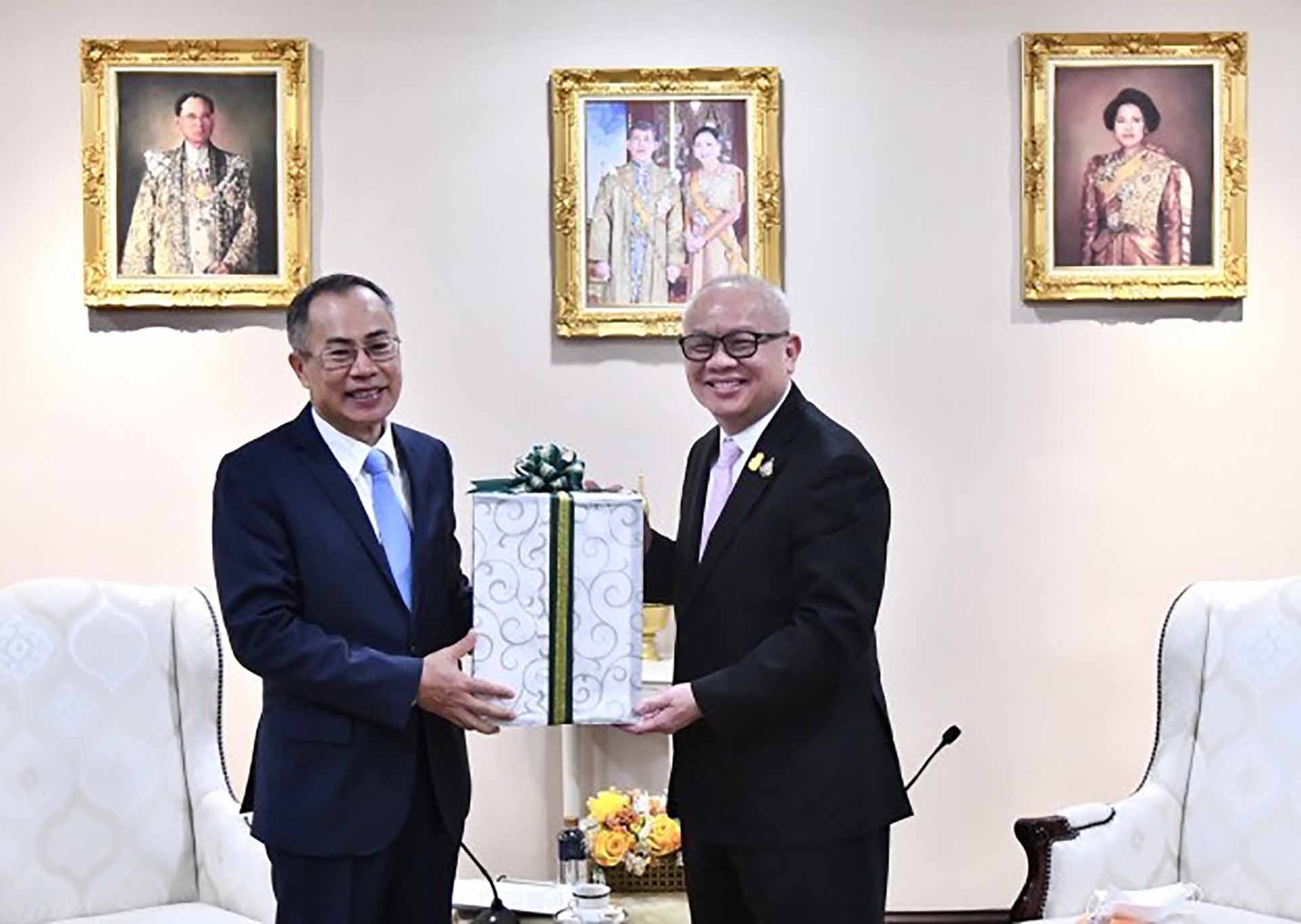 Phó Thủ tướng, Bộ trưởng Bộ Năng lượng Thái Lan Supattanapong Punmeechaow tiếp Đại sứ Phan Chí Thành. Phó Thủ tướng, Bộ trưởng Bộ Năng lượng Thái Lan Supattanapong Punmeechaow tiếp Đại sứ Phan Chí Thành.