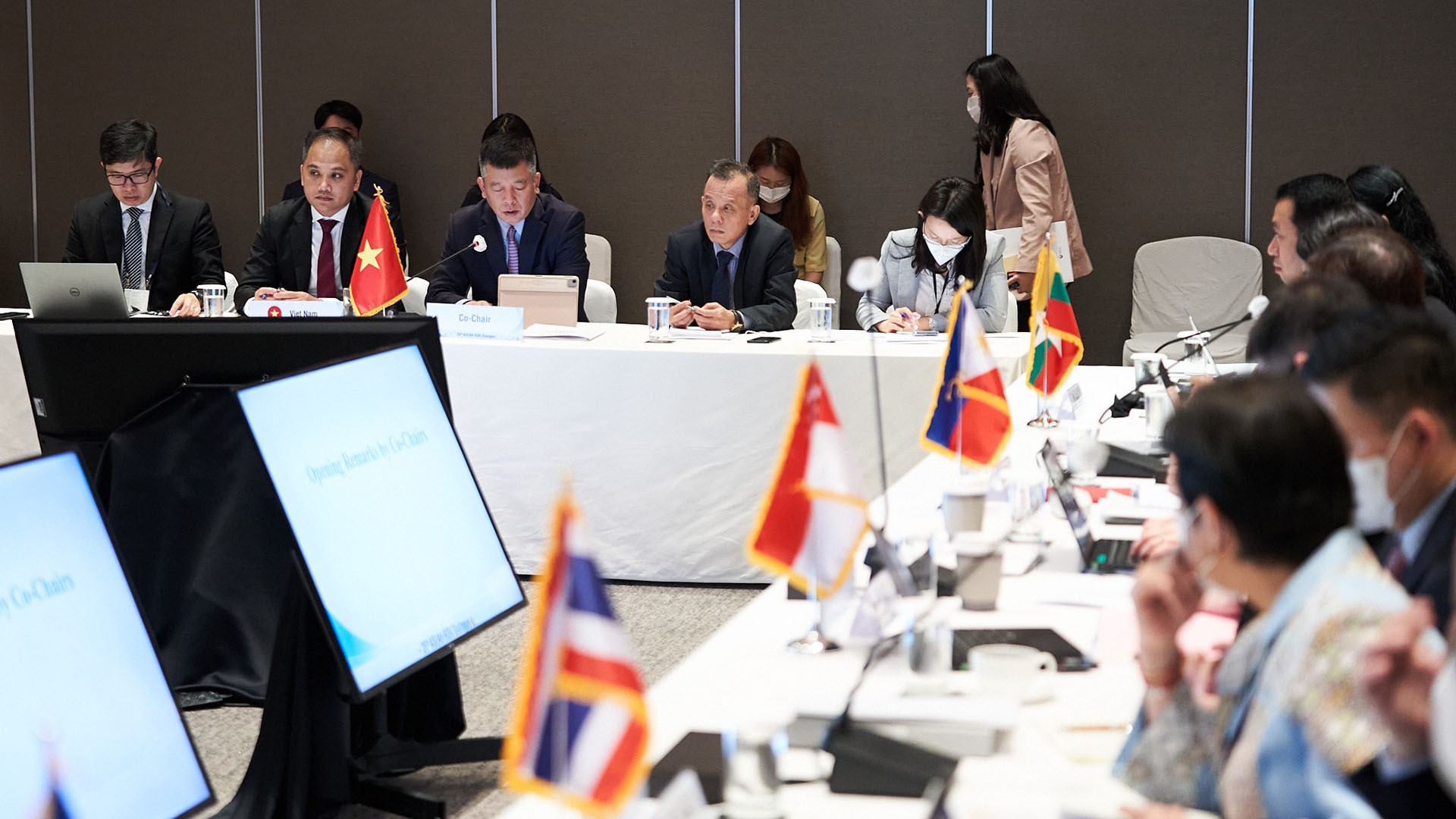 Đại sứ Vũ Hồ, Quyền Trưởng SOM ASEAN Việt Nam đồng chủ trì Đối thoại. Đại sứ Vũ Hồ, Quyền Trưởng SOM ASEAN Việt Nam đồng chủ trì Đối thoại.