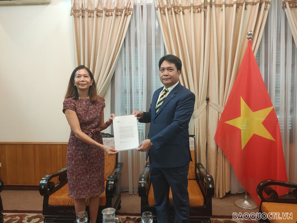 (07.06) Đại sứ Nguyễn Việt Dũng, Cục trưởng Cục Lễ tân Nhà nước, tiếp nhận bản sao Thư ủy nhiệm bổ nhiệm Điều phối viên thường trú của Liên hợp quốc Pauline Tamesis ngày 6/7. (Ảnh: Minh Quân) (07.06) Đại sứ Nguyễn Việt Dũng, Cục trưởng Cục Lễ tân Nhà nước, tiếp nhận bản sao Thư ủy nhiệm bổ nhiệm Điều phối viên thường trú của Liên hợp quốc Pauline Tamesis ngày 6/7. (Ảnh: Minh Quân)