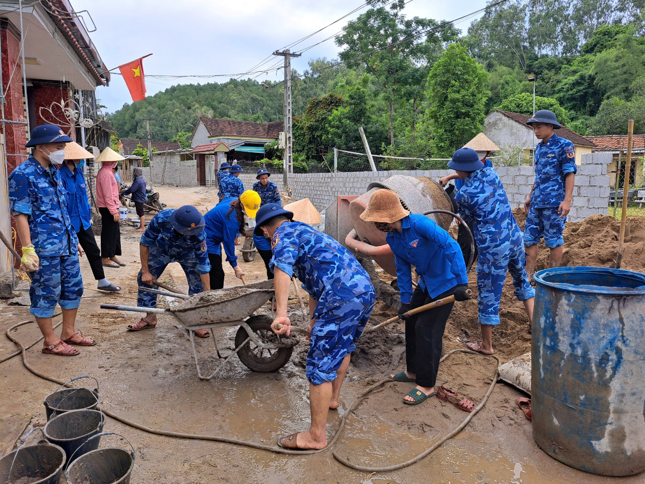 Vùng Cảnh sát biển 1 giúp dân xây dựng nông thôn mới tại Hà Tĩnh Chú thích ảnh
