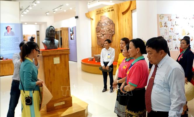 Hội Liên hiệp Phụ nữ Lào thăm hữu nghị tỉnh Quảng Nam Chú thích ảnh