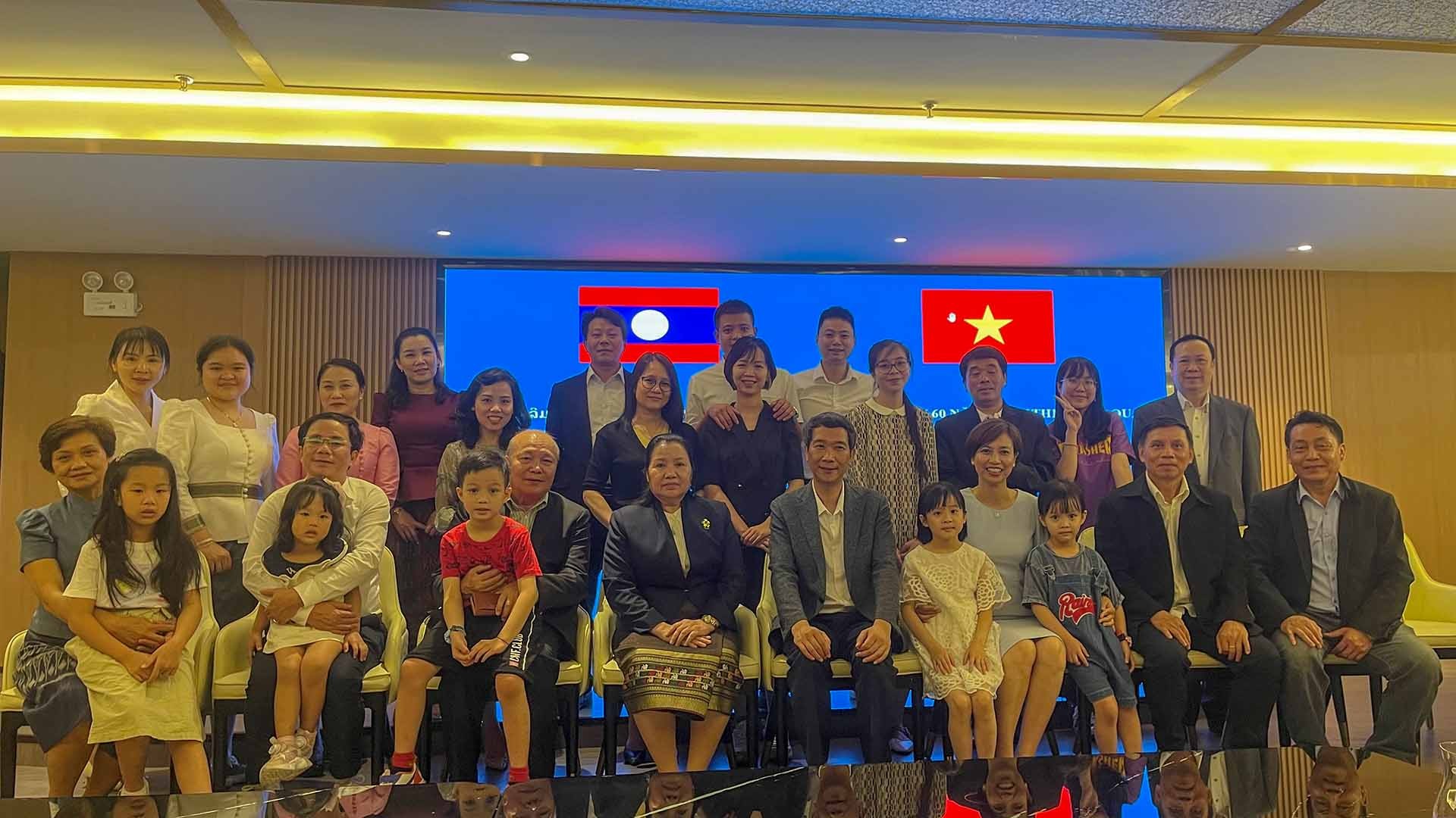 Chụp ảnh lưu niệm chung giữa Tổng lãnh sự quán hai nước Việt Nam và Lào tại Côn Minh, Trung Quốc. Chụp ảnh lưu niệm chung giữa Tổng lãnh sự quán hai nước Việt Nam và Lào tại Côn Minh, Trung Quốc.