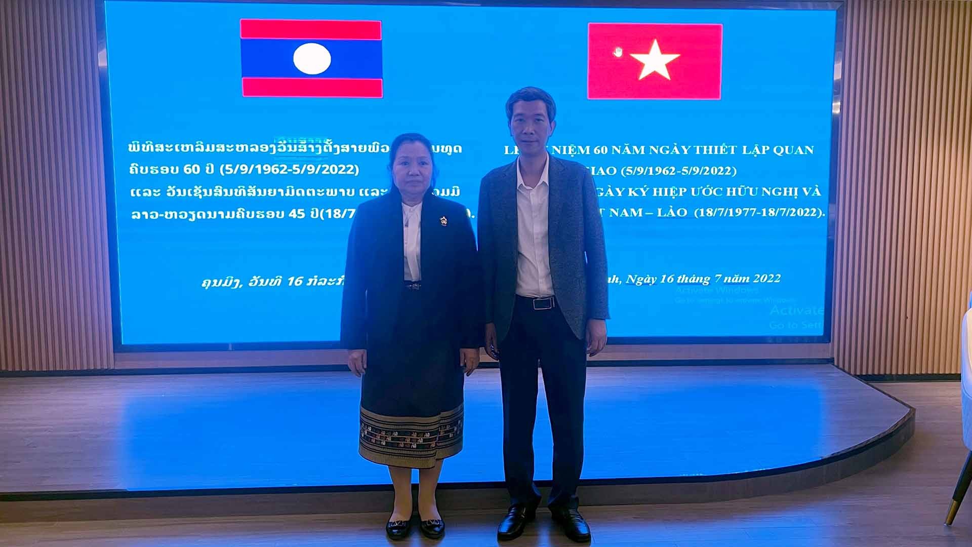 Tổng lãnh sự Nguyễn Trung Hiếu và Tổng lãnh sự Manila Sombandith. Tổng lãnh sự Nguyễn Trung Hiếu và Tổng lãnh sự Manila Sombandith.