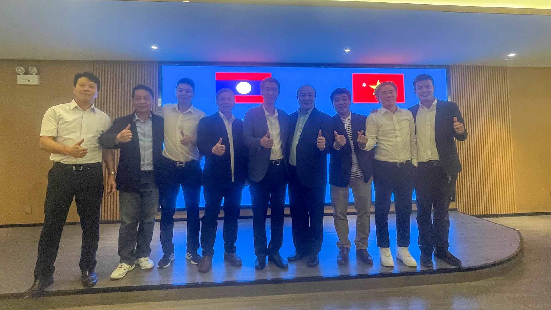 Chụp ảnh lưu niệm chung giữa cán bộ, nhân viên và gia đình Tổng Lãnh sự quán hai nước Việt Nam và Lào tại Côn Minh, Trung Quốc. Chụp ảnh lưu niệm chung giữa cán bộ, nhân viên và gia đình Tổng Lãnh sự quán hai nước Việt Nam và Lào tại Côn Minh, Trung Quốc.